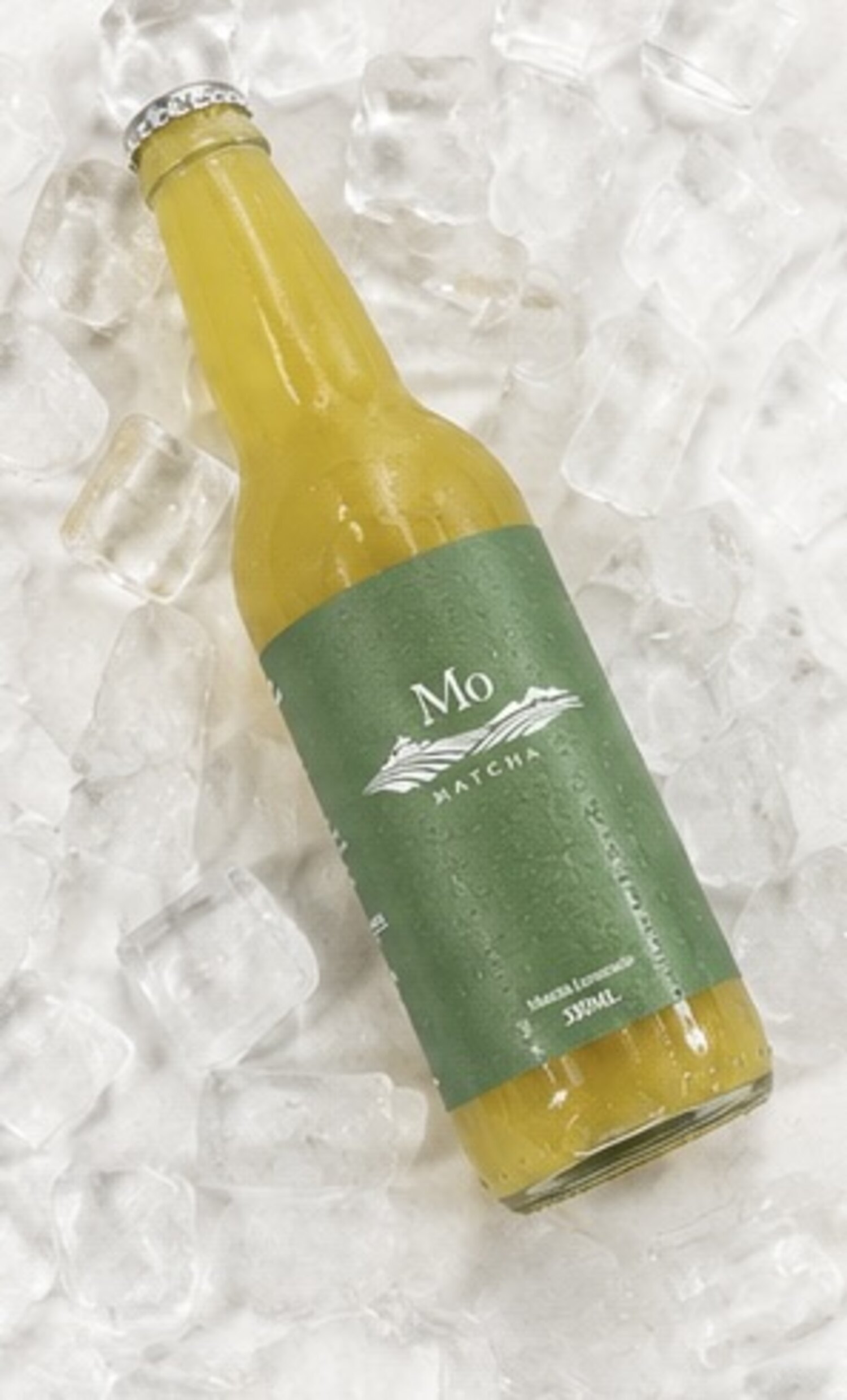 Mo Matcha with glass and lemon